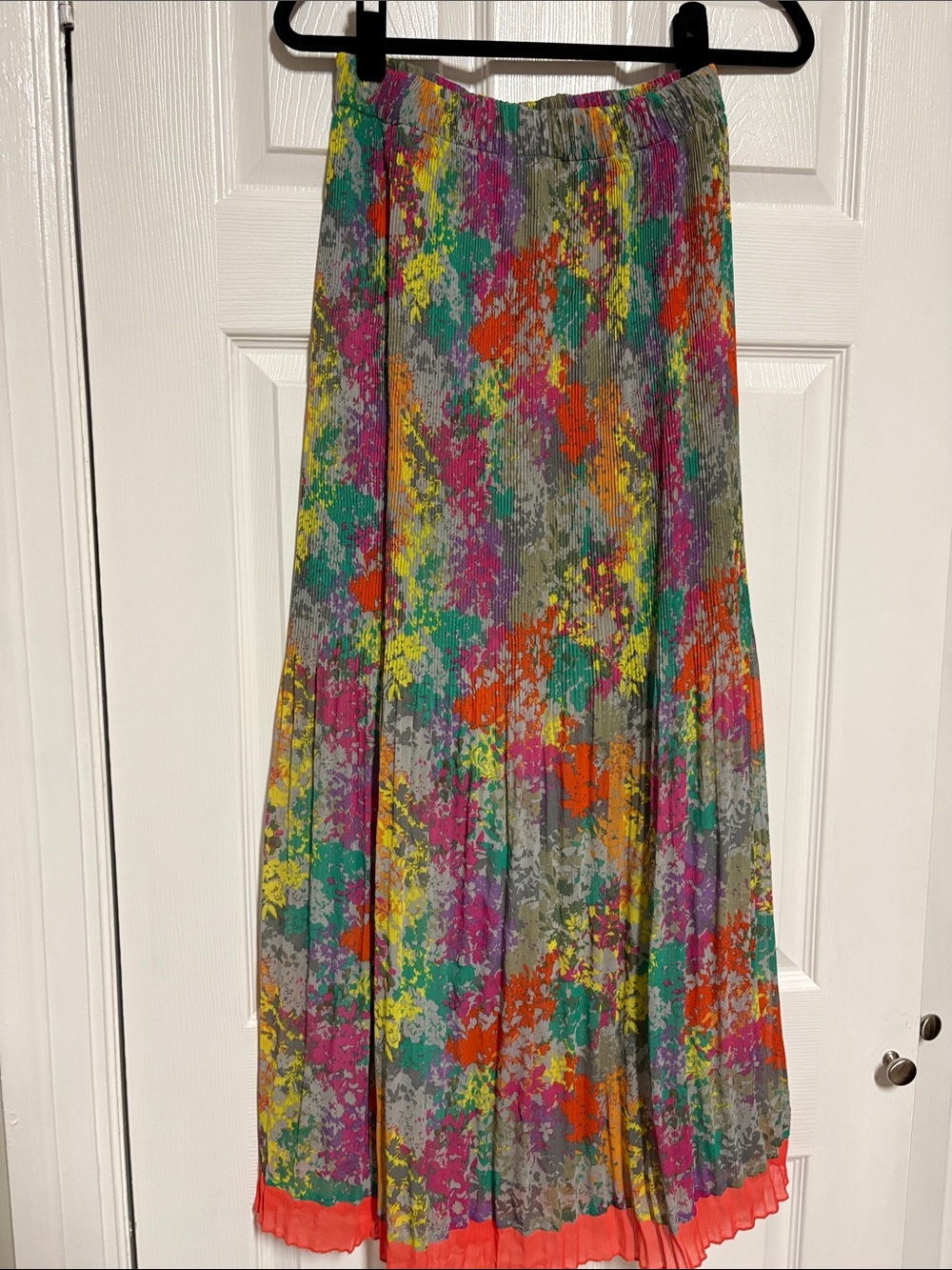 Pleated Floral Maxi Skirt in Gray with Multicolor Print